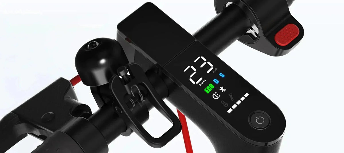Nahaufnahme des Displays eines Xiaomi-E-Scooters mit Tempo, ECO-Modus und dem Schraubenschlüssel-Symbol für Fehler