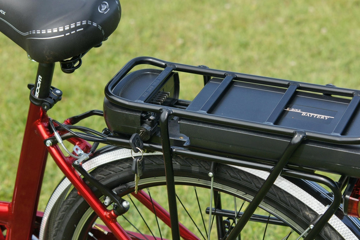 E-Bike-Akku im Gepäckträger mit dem Schlüssel im Akkuschloss – Versicherung für E-Bike und E-Scooter