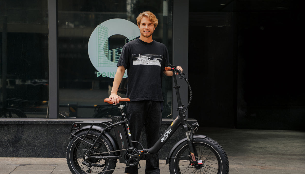 OneSport OT16 Max E-Bike in Schwarz mit einer Person daneben