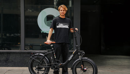 OneSport OT16 Max E-Bike in Schwarz mit einer Person daneben