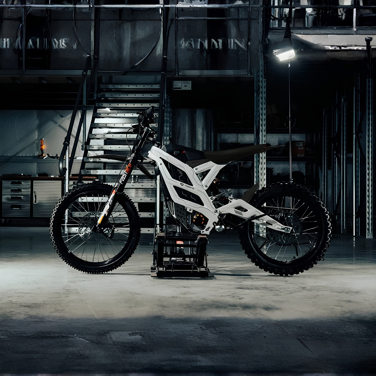 79Bike Falcon GT Elektro-Dirtbike in der Seitenansicht vor dunklem Hintergrund