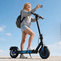 Frau auf dem Wheely J04 E-Scooter