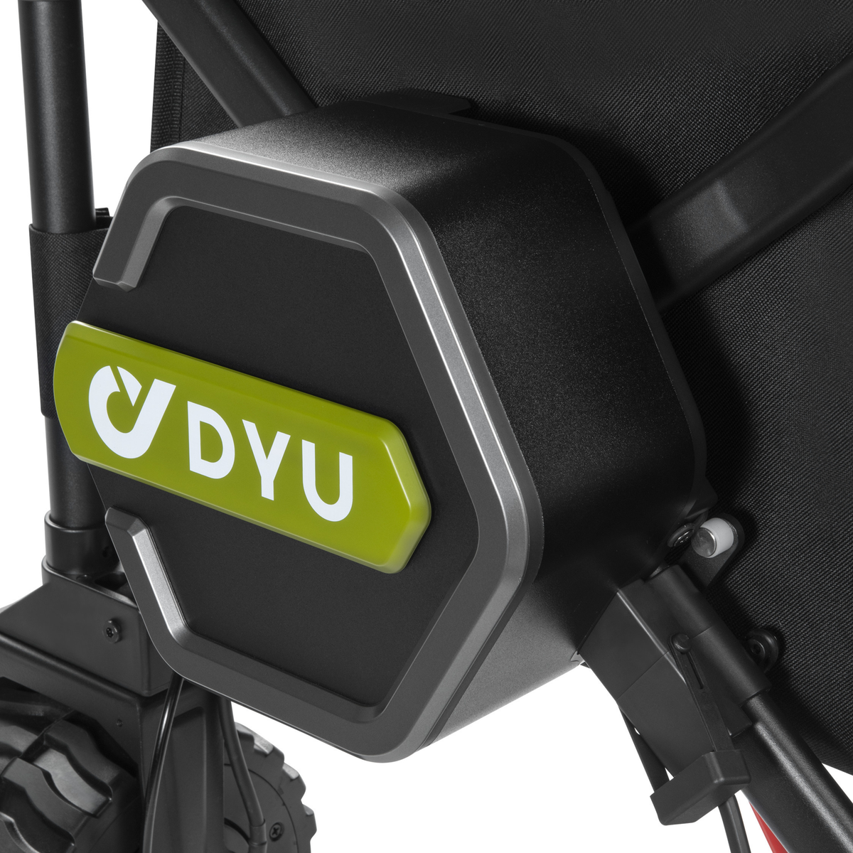 DYU CampX, Nahaufnahme der schwarzen sechseckigen Abdeckung mit grünem DYU-Logo