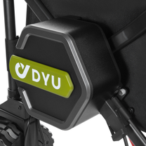 DYU CampX, Nahaufnahme der schwarzen sechseckigen Abdeckung mit grünem DYU-Logo