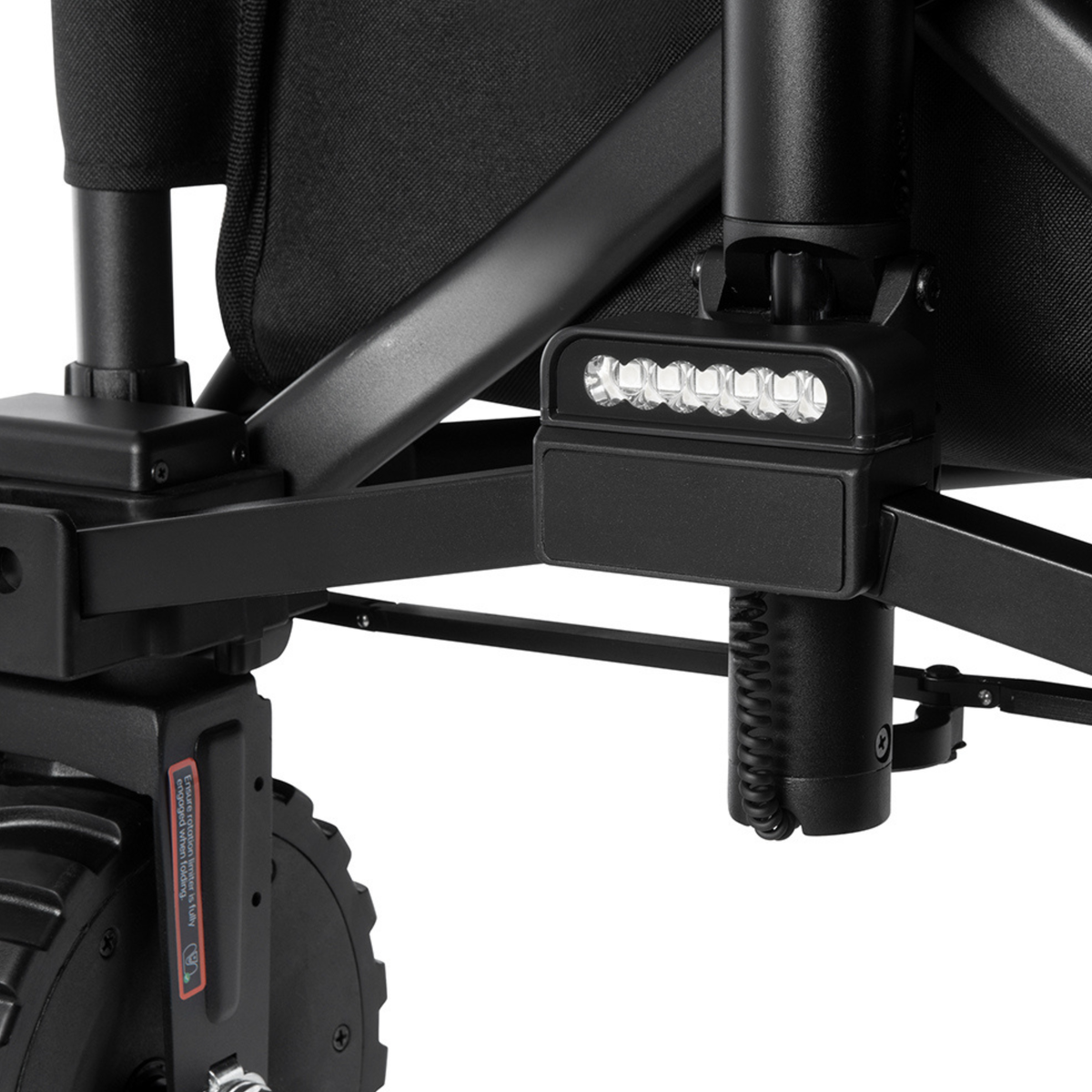 Nahaufnahme des Rahmens des DYU CampX mit einer Leuchteinheit mit mehreren LEDs und einem Rad