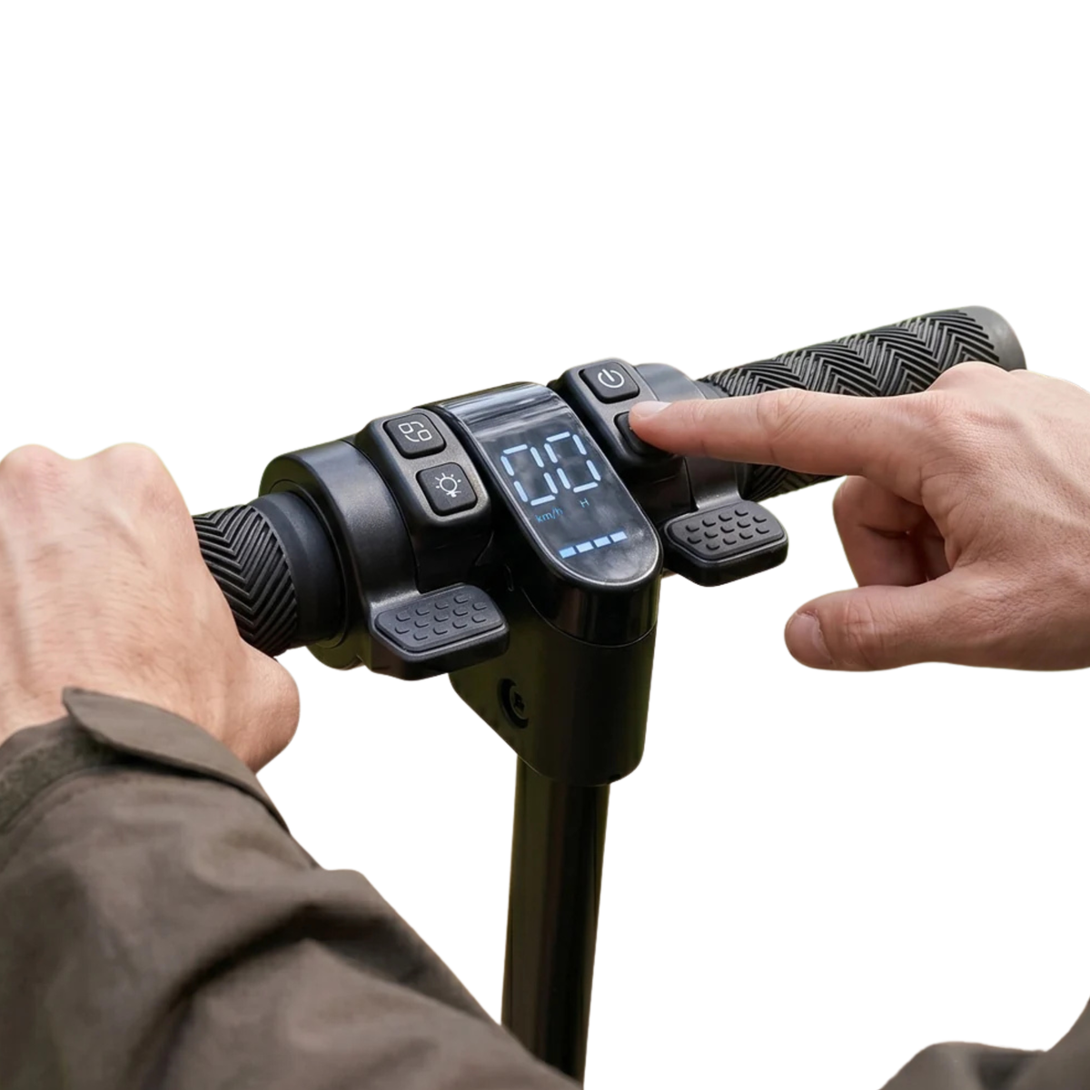 Nahaufnahme des Lenkers mit Display und Tasten, ein Finger drückt eine Taste