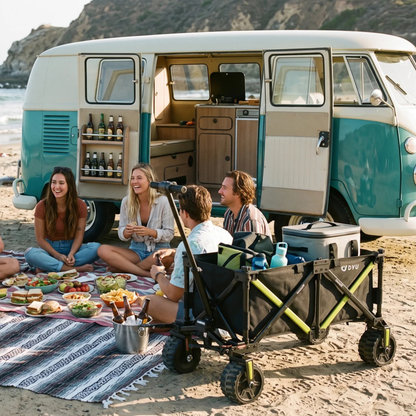 DYU CampX am Strand mit Taschen und Flaschen im Wagen, vor einem Transporter und einem Picknick