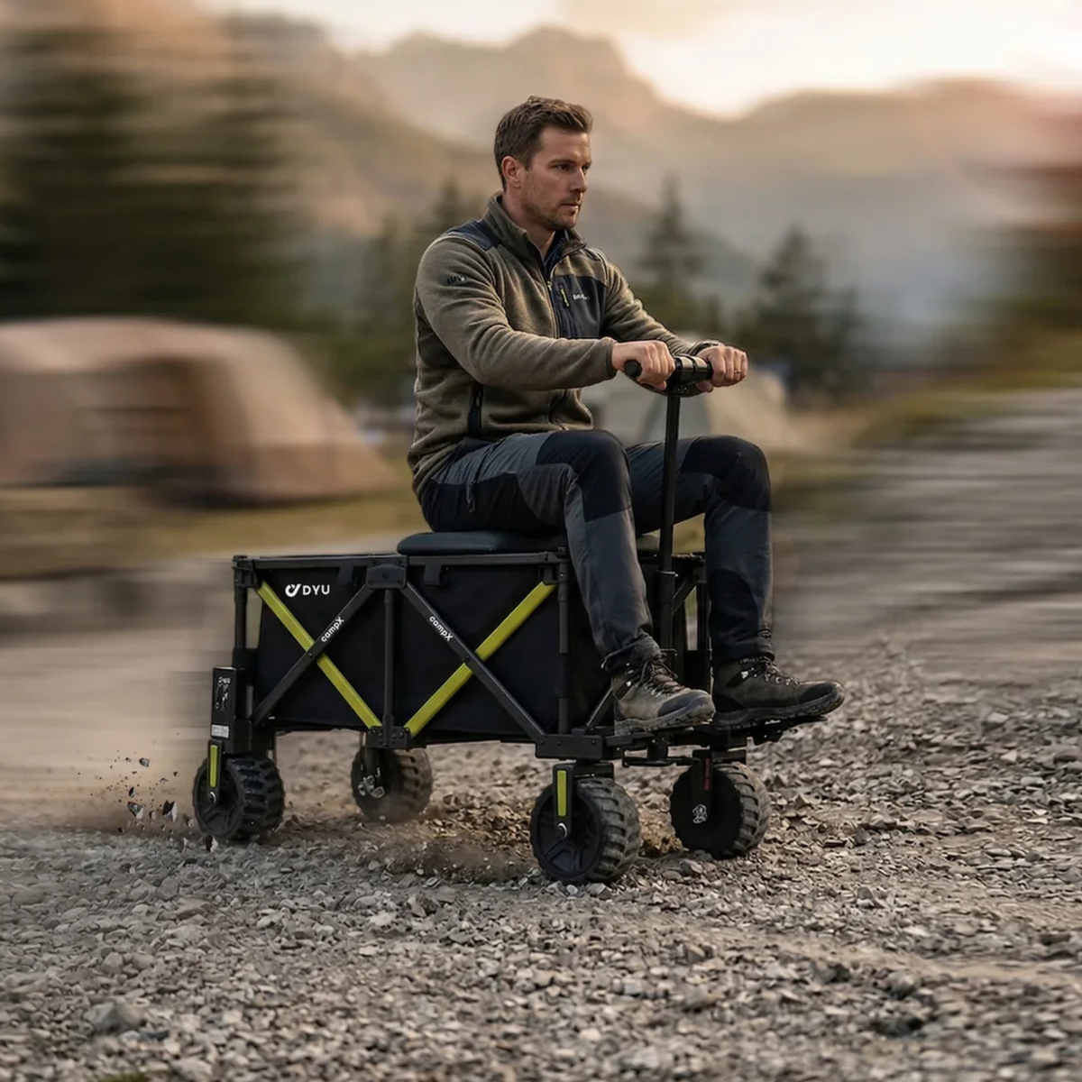 DYU CampX auf Schotter, ein Mann sitzt auf dem Wagen, unscharfer Hintergrund
