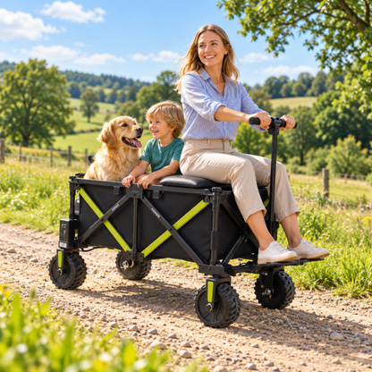 DYU CampX Wagen auf einem Schotterweg, eine Frau sitzt auf dem Sitz, ein Kind und ein Hund im Wagen