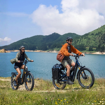 Zwei Fahrer mit dem ENGWE E26 3.0 PRO Fatbike-E-Bike am Meer