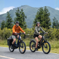 Zwei Fahrer mit dem ENGWE E26 3.0 PRO Fatbike-E-Bike auf der Straße in den Bergen
