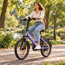ENGWE O20 Boost, lila E-Bike, mit dem eine Frau auf einem Parkweg fährt, Seitenansicht