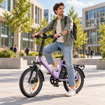 ENGWE O20 Boost, lila E-Bike in Seitenansicht mit einem Mann, der auf einem Platz auf dem Rad sitzt