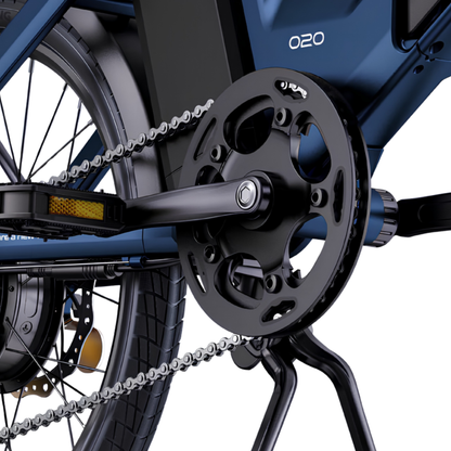 ENGWE O20 Boost, Nahaufnahme des blauen Rahmenteils mit schwarzem Kettenblattschutz, Kurbelarm, Pedal, Kette und Seitenständer
