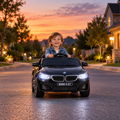 Kind fährt das BMW 6GT Elektroauto für Kinder bei Sonnenuntergang