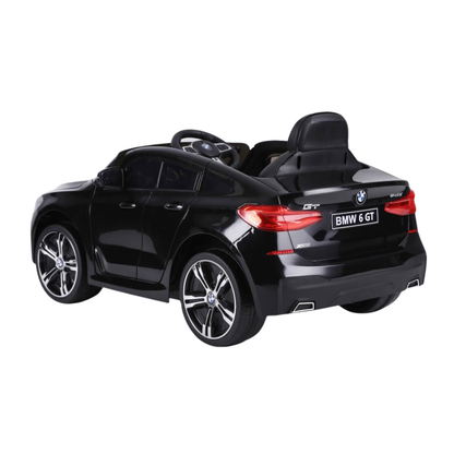BMW 6GT Elektroauto für Kinder schräg von hinten in Schwarz