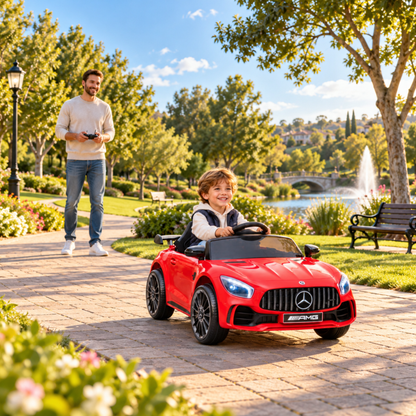 Kind fährt das Mercedes AMG GT Elektroauto für Kinder, ein Erwachsener daneben