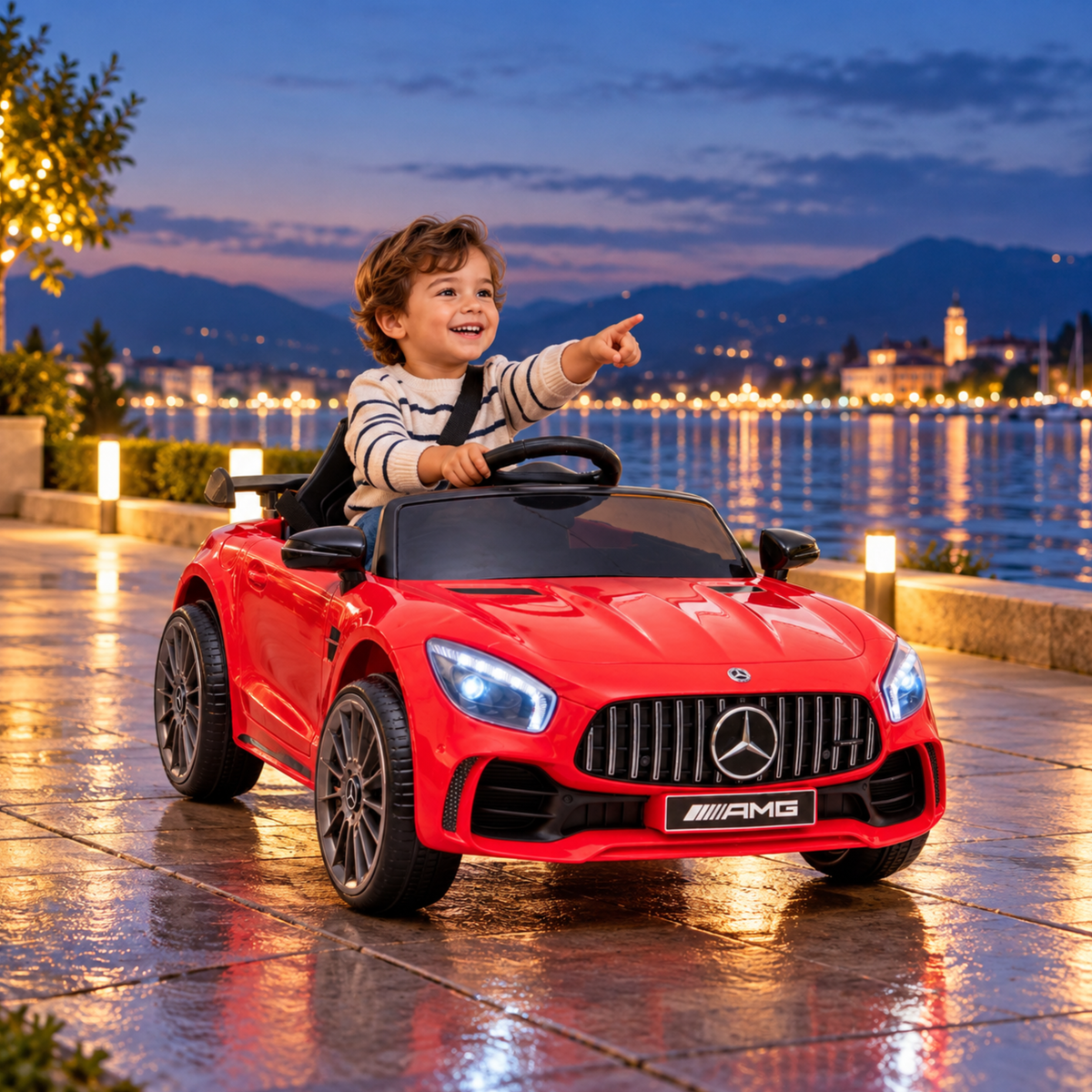 Kind fährt das Mercedes AMG GT Elektroauto für Kinder am Meer
