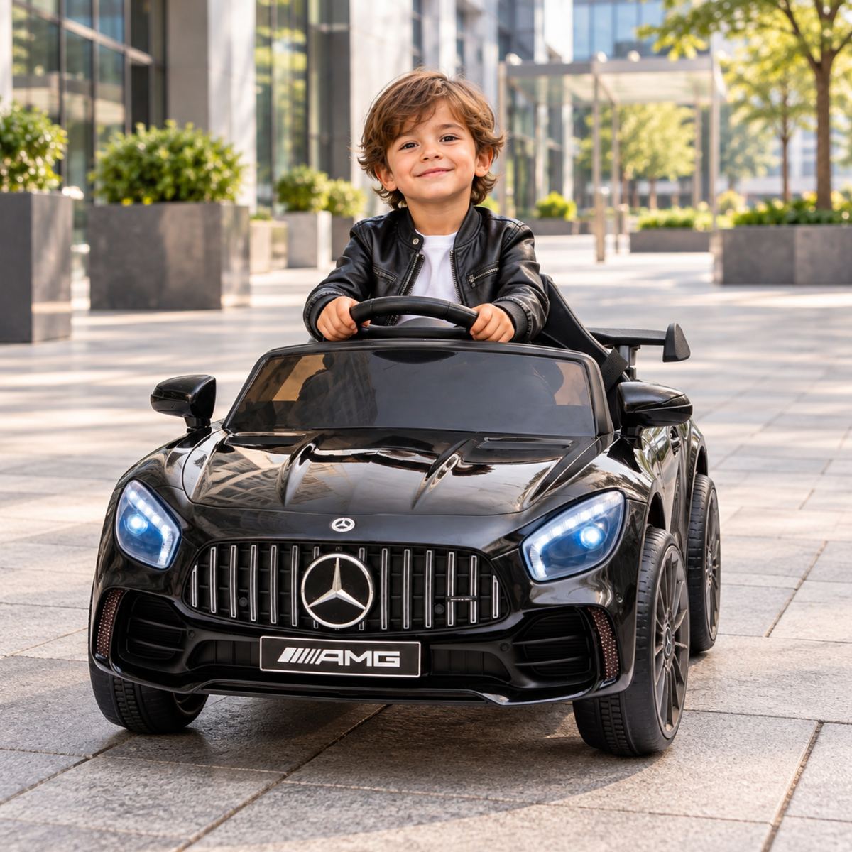 Kind fährt das Mercedes AMG GT Elektroauto für Kinder