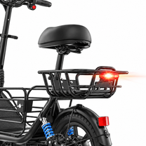 GYROOR C1 Plus von hinten seitlich gesehen mit Sattel, Gepäckträger, rotem Rücklicht und blauer Hinterradfederung