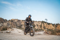 Fahrer mit dem LOOKROAD L20 Fatbike-E-Bike im Gelände