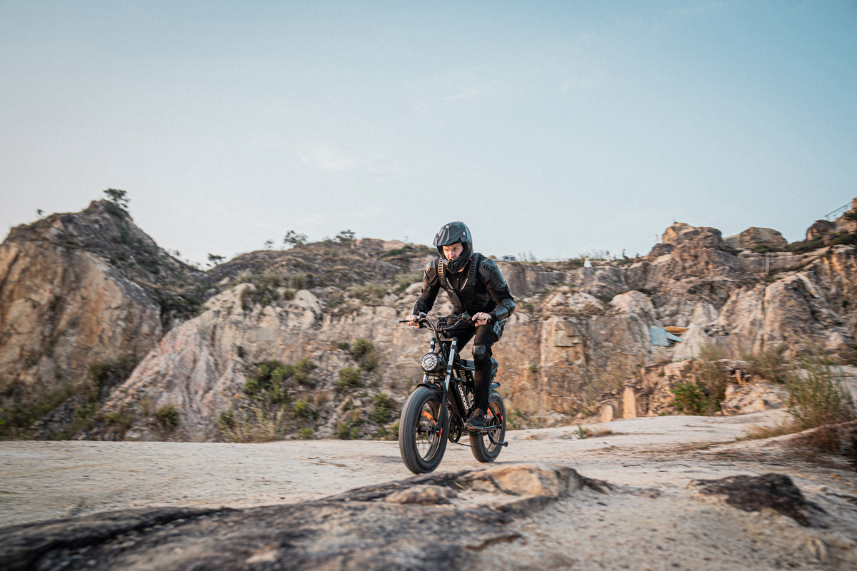 Fahrer mit dem LOOKROAD L20 Fatbike-E-Bike im Gelände