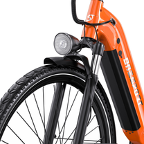 Nahaufnahme des OneSport OT05 Max mit orangefarbenem Rahmen, Akku am Rahmen, Frontlicht und vorderem Schutzblech
