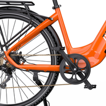 OneSport OT05 Max, orangefarbener Rahmen von der Seite mit Hinterrad, Gepäckträger, Kette und Kurbelpartie