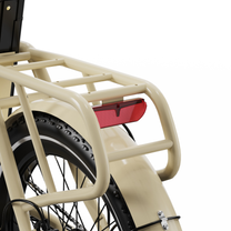 OneSport OT16 Pro, Nahaufnahme des beigen Gepäckträgers mit rotem Rückstrahler und Hinterradschutzblech