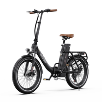 OneSport OT16 Pro schwarzes E-Bike schräg von vorn mit braunem Sattel, braunen Griffen und Gepäckträger
