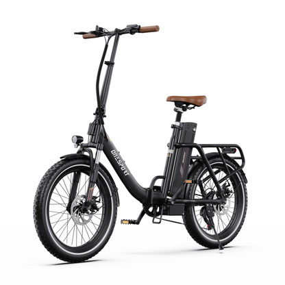 OneSport OT16 Pro schwarzes E-Bike schräg von vorn mit braunem Sattel, braunen Griffen und Gepäckträger