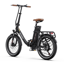 OneSport OT16 Pro E-Bike in Schwarz, schräg von hinten mit Gepäckträger, Akku und braunem Sattel