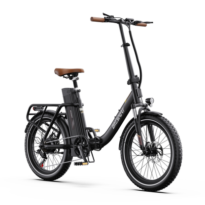 OneSport OT16 Pro E-Bike in Schwarz, schräg von vorn mit Frontlicht, Lenker mit Display und braunem Sattel