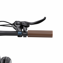 OneSport OT16 Pro Nahaufnahme der rechten Lenkerhälfte mit Bremshebel, Shimano-Schalthebel und braunem Griff