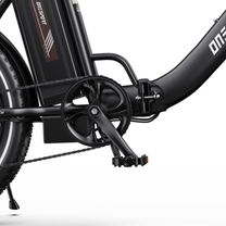 OneSport OT16 Pro Nahaufnahme von Kurbelpartie, Pedal, Akku und schwarzem Rahmengelenk