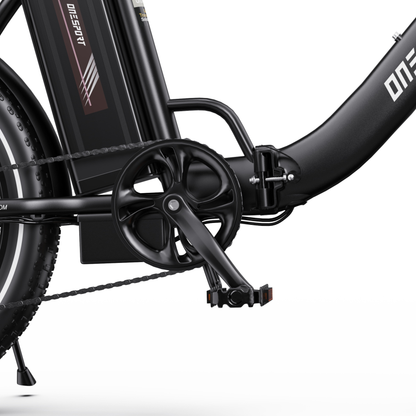 OneSport OT16 Pro Nahaufnahme von Kurbelpartie, Pedal, Akku und schwarzem Rahmengelenk