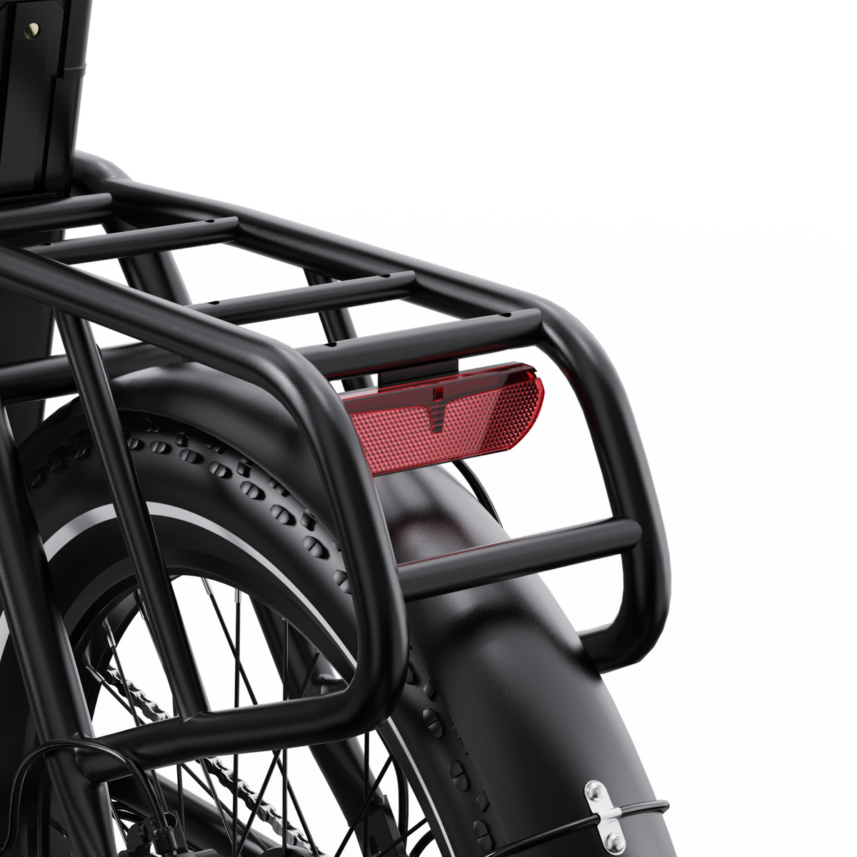 OneSport OT16 Pro, Nahaufnahme von schwarzem Gepäckträger, rotem Rücklicht und Hinterradschutzblech über dem Hinterrad