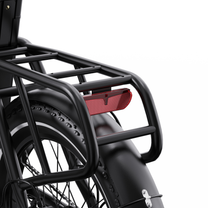 OneSport OT16 Pro, Nahaufnahme von schwarzem Gepäckträger, rotem Rücklicht und Hinterradschutzblech über dem Hinterrad