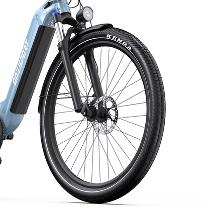 OneSport WT05 Vorderrad mit Scheibenbremse, Gabel, Schutzblech und hellblauem Rahmen in der Seitenansicht