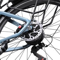 Nahaufnahme der Hinterradnabe mit Bremsscheibe und Bremssattel am OneSport WT05