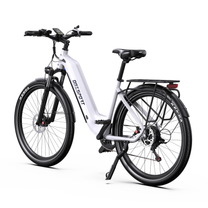 OneSport WT05 E-Bike in Weiß, schräg von hinten mit Display am Lenker, Gepäckträger, Rücklicht und Seitenständer