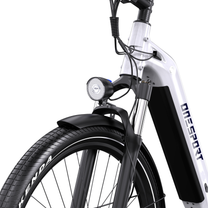 OneSport WT05 Nahaufnahme von Frontlicht, Schutzblech, Federgabel und weißem Rahmen mit Akkuteil
