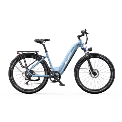 OneSport WT05 E-Bike in Hellblau von der Seite gesehen, mit Gepäckträger, Schutzblechen und Scheibenbremse