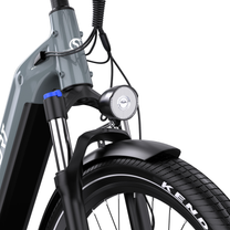 OneSport WT05 von vorn mit Frontlampe, Gabel, blauem Detail, Vorderradschutzblech und Kenda-Reifen