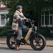 Person auf dem TST R7 Fatbike-E-Bike in Beige auf einer Straße