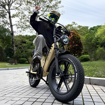 Mann auf dem TST R7 Fatbike-E-Bike in Schwarz auf einem Fußweg