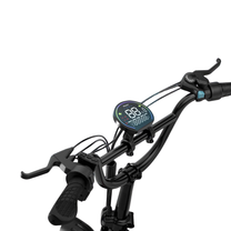 Nahaufnahme des Lenkers mit Display, Bremshebeln, Schalthebel und Griffen