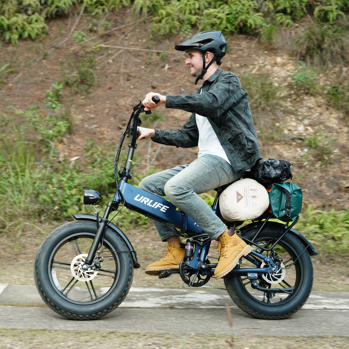Mann mit Helm fährt ein URLIFE T5 mit Gepäck hinter dem Sattel