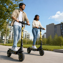 Wheely - H7: Mann und Frau mit Helmen fahren auf je einem schwarz-gelben E-Scooter in einem Park