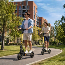 Zwei Männer fahren je einen Wheely - H7 auf einem Gehweg in einem Park
